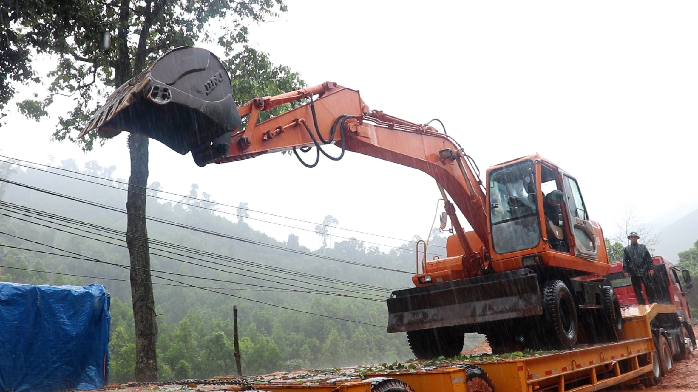 军队动员无人机救援被洪水围困的民众